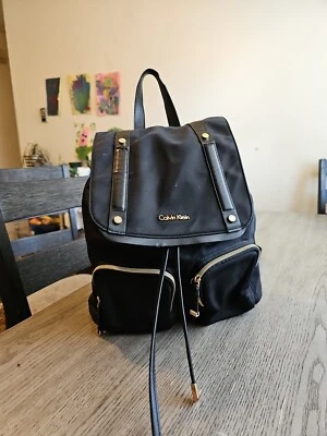 Mochila de mão Calvin Klein Teodora Cargo preta - Imagem 1 de 4