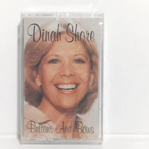  Dinah Shore Buttons and Bows (Cassette Tape 1994) Sony Brand New Factory Sealed - Afbeelding 1 van 6