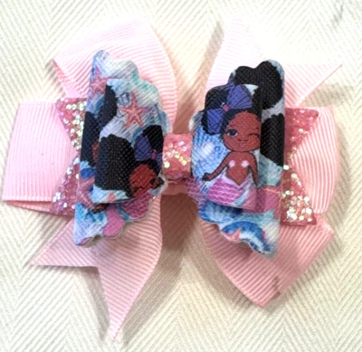 Hermoso moño de pelo inspirado en conchas de sirena negra para niña Foto 1 de 3