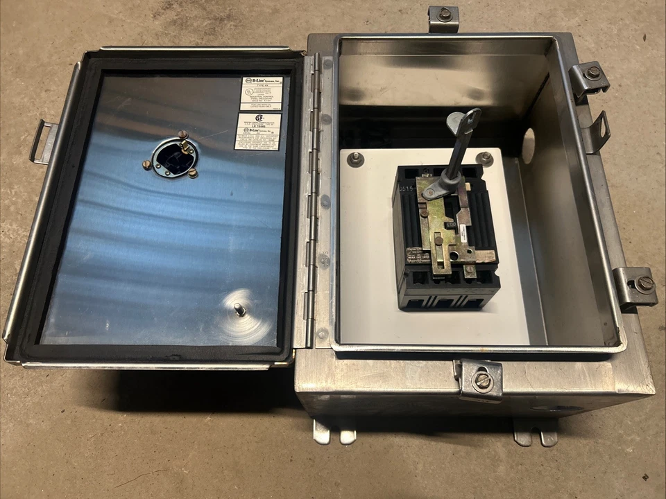 Caja de acero inoxidable B-Line LR78446 tipo 4X SS con interruptor GE 100 amperios Foto 1 de 4