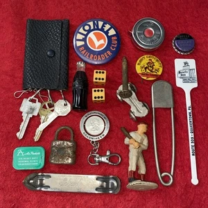 Vintage Opas Trödel Schublade viele Odds & Ends ~ Werbung Spielzeug Bier Schlüssel + - Bild 1 von 9