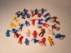 Vintage Konvolut 70er Cowboys Indianer Astronauten Hartplastik bunte Spielfiguren - Bild 1 von 17