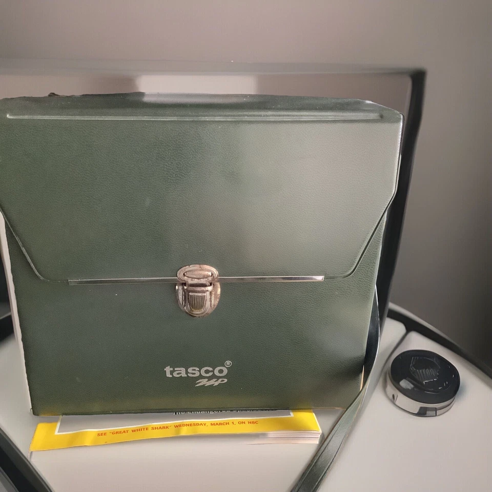 Vintage Tasco 222CRZ Binoculars 7x50 372ft at 1000yds 124M/1000M MC With Case - Image 1 of 4