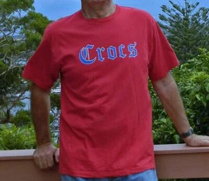 VINTAGE Quoz plus Australia Groovy Crocs Edgy Rocker Crewneck Retro T-Shirt - Picture 1 of 2