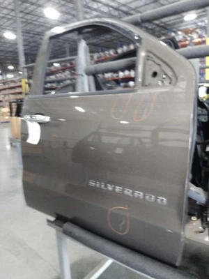 Conjunto de puerta delantera derecha usado se adapta a: camioneta Chevrolet Silverado 1500 2014 Foto 1 de 4