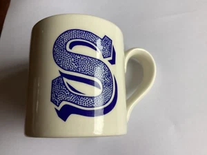 Taza azul alfabeto S cerámica Burleigh hecha en Inglaterra rara de colección sin usar - Imagen 1 de 6