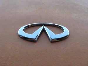 Infiniti i30 2000 2001 emblema tapa trasera logotipo insignia símbolo fabricante de equipos originales usado 00 01 A39506 - Imagen 1 de 3