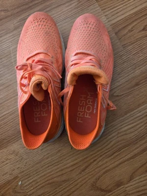 Zapatos para correr New Balance FreshFoam para mujer talla 7 naranja Foto 1 de 4