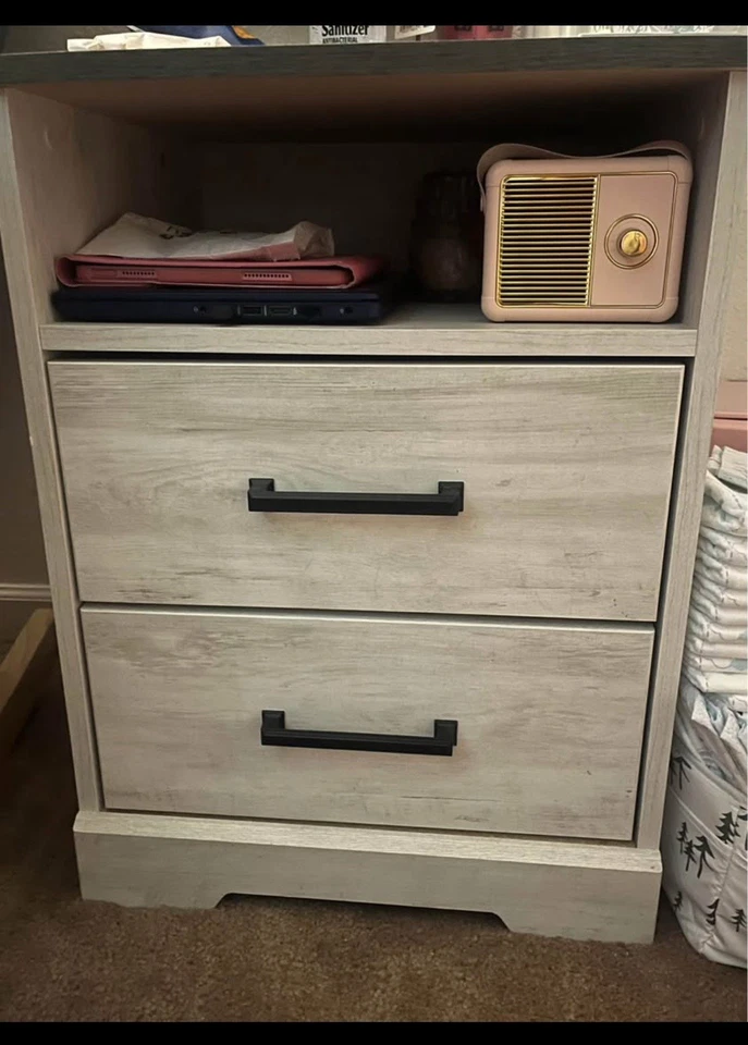 Mesita de noche para dormitorio de granja Pemberly Row con 2 cajones en gris a la deriva Foto 1 de 1