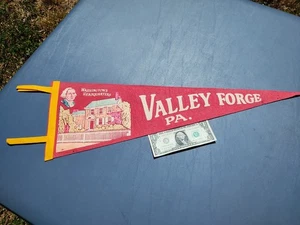 Banderín de recuerdo vintage VALLEY FORGE PA WASHINGTONS CUARTEL GENERAL 9" X 27" - Imagen 1 de 12