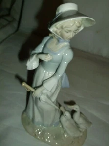 KPM Porzellan Figur Mädchen mit Regenschirm 2 weiße Gänse 8 1/2x5x3" sehr guter Zustand - Bild 1 von 3