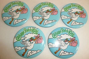 Cabbage Patch Kinder Metall Pinback Pins Lot 5 Buttons Vintage 1983 Storch Baby Puppe - Bild 1 von 3