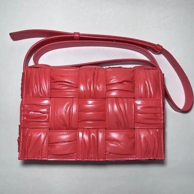 Bolsa de casete acolchada plisada Bottega Veneta en Sunburst Foto 1 de 4