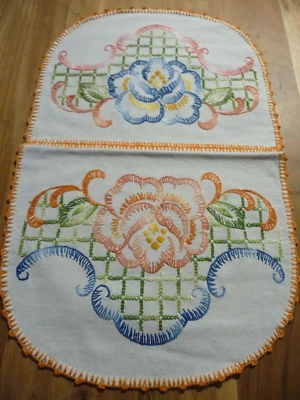 Linge ancien 1 Napperon lin blanc oval  brodé de fleurs et arabesques ( ref 16 ) - Photo 1/3