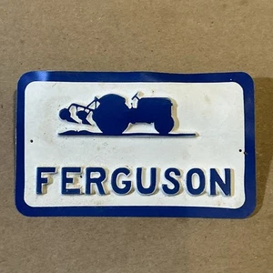 Vintage Plastic Ferguson Tractor Name Badge INV-AT32 - Imagen 1 de 8