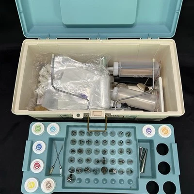 Caddy e ferramentas vintage para decoração de bolo Wilton 1999 Veja fotos/desc para lista de itens - Imagem 1 de 4