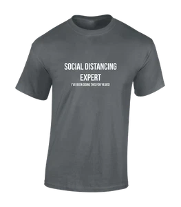 CAMISETA DE HOMBRE EXPERTO EN DISTANCIAMIENTO SOCIAL DIVERTIDA CUARENTENA BLOQUEO BROMA TOP NUEVA - Imagen 1 de 12
