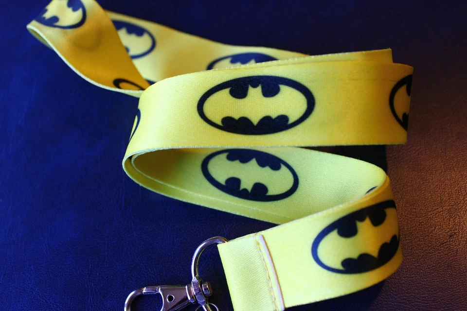 DC Comics BATMAN Clásico Amarillo Bk Cordón Cuello Correa Llavero Identificación Insignia Soporte  Foto 1 de 3