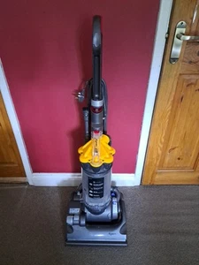 DYSON DC33 MULTI FLOOR BAGLESS UPRIGHT VACUUM CLEANER VGC - Picture 1 of 18