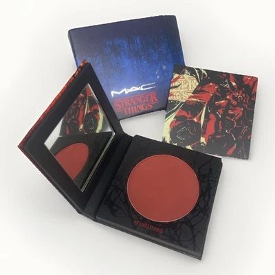 MAC Netflix STRANGER THINGS Powder Blush Puder Rouge HE LIKES IT COLD 6 g - Bild 1 von 4