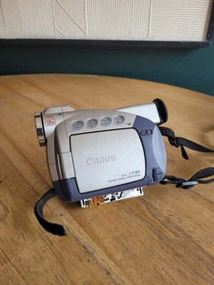 Canon ZR40 NTSC 360 Digital Zoom 18X Handheld Digital Video Camcorder - Image 1 of 4