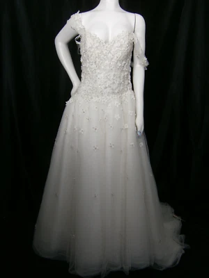 Vestido de novia Eve of Milady 10-12 blanco roto tul 3-D flores fuera del hombro Foto 1 de 4