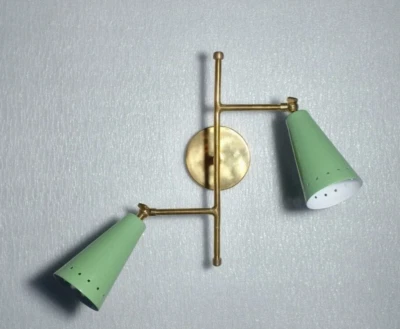 Aplique de pared de latón moderno italiano de mediados de siglo hecho a mano lámpara de pared | Foto 1 de 4