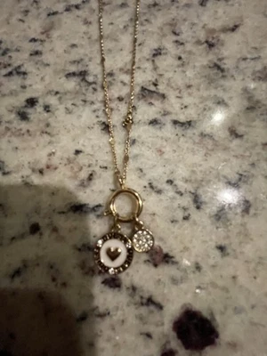 Collar largo Guess tono dorado con dijes de corazón y cristal esmaltado blanco Foto 1 de 4