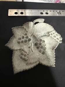 Baratija de colección con patas de hoja de uva bandeja de jabón para cenizas 6"" ¿abuela hierro fundido? - Imagen 1 de 4