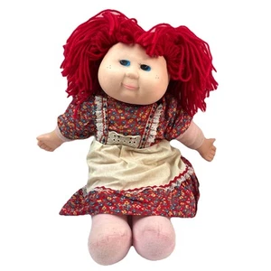 Vintage Stoffpuppe mit roten Garnhaaren im Blumenkleid mollige Wangen Kohloptik - Bild 1 von 19