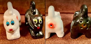 Vintage 1970s? Anthropomorphic Black White Pooping Cats Salt & Pepper Shaker Set - Picture 1 of 11