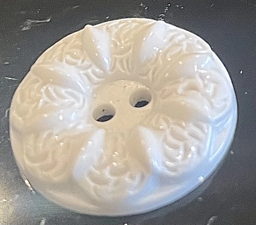 17.5mm X 5 PcS White Gloss Finish Floral Ceramic  2 Hole Vintage Buttons - Image 1 of 4