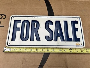 Vintage geprägtes blau & weißes Metallschild zum Verkauf 15"x7" Blech grüner Boden - Bild 1 von 3