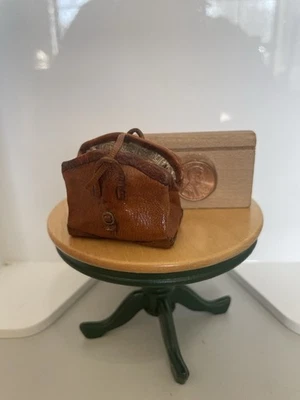 RARO, The Dolls Cobbler, ¡trabajo anterior! Bolso de fin de semana de cuero en miniatura “Tote” Foto 1 de 4