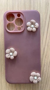 Coque iPhone 13 Pro mauve avec fleurs en relief – Neuve - Photo 1/2