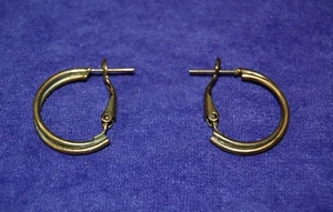 Par de aretes vintage en tono dorado de aproximadamente 7/8" de diámetro - Mi lote #18A - Imagen 1 de 3
