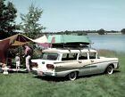 1958 Ford Country Berline avec équipement de camping | AFFICHE 24 X 36 POUCES