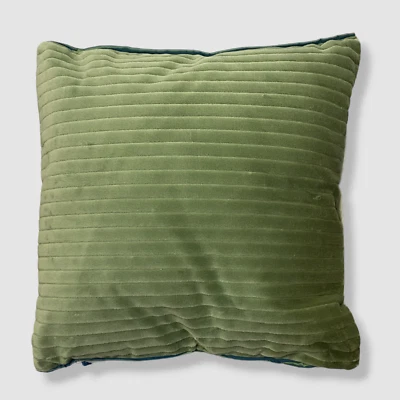 Almohada con cordón Cassia verde del gremio de diseñadores de 17 pulgadas cuadradas $176 Foto 1 de 4