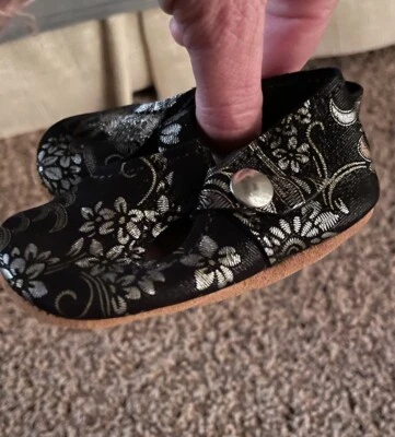 Bebé niña Mya’s Place talla Zapato satinado negro 3. Hermoso diseño  Foto 1 de 4