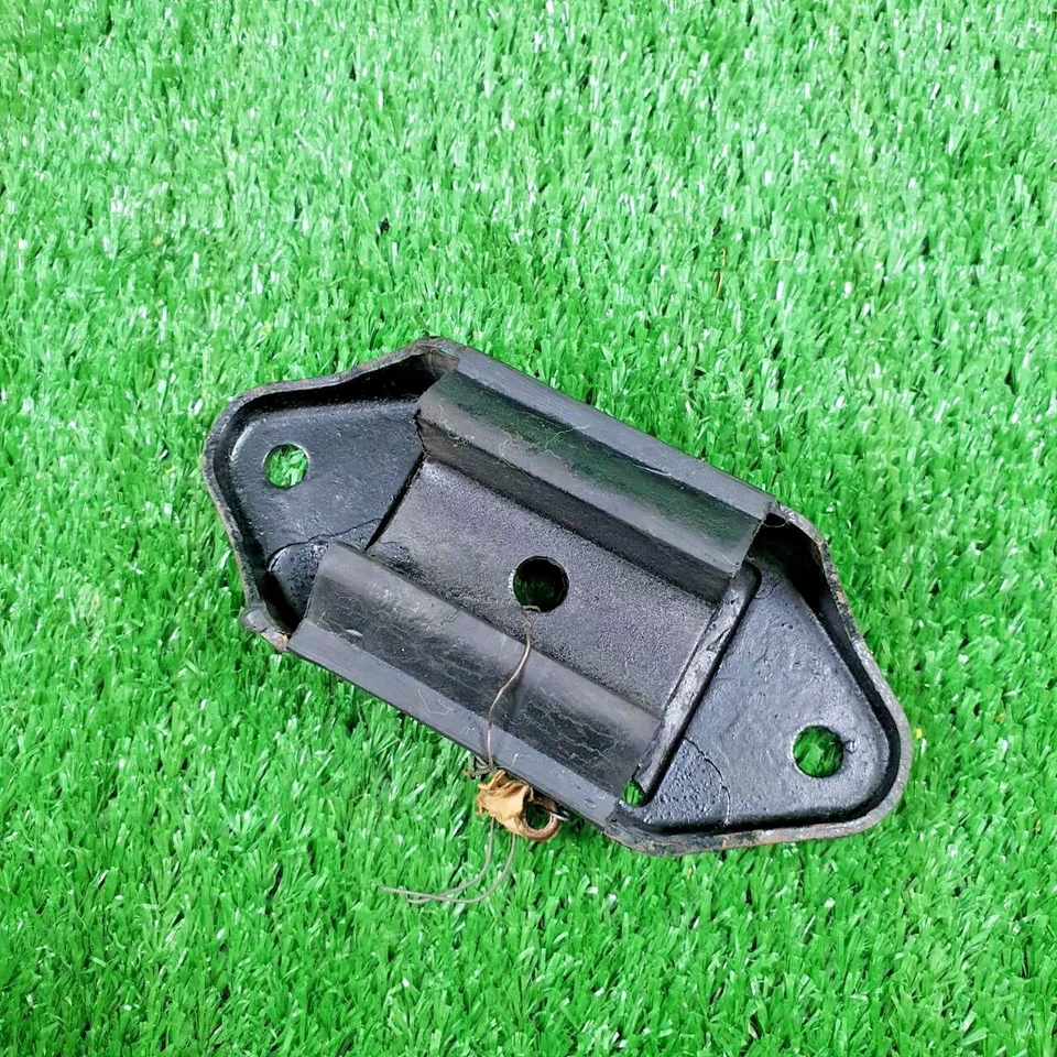 Conjunto de montaje de motor trasero de transmisión aislante. Ford Zodiac Zephyr MK3 211E 6068 Foto 1 de 4