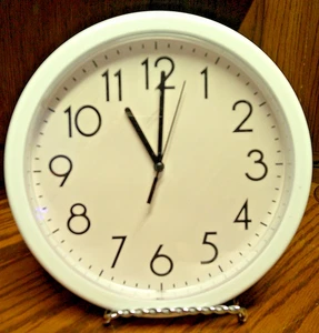 Wanduhr weißer Kunststoffrahmen - Batterie - Marke MayTime - Quarz arabische Zahlen 1023 - Bild 1 von 5