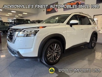 Nissan Pathfinder SL 2024 con techo panorámico - cucharones de segunda fila Foto 1 de 4