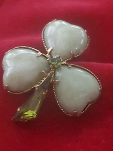 Vintage Connemara Marble Shamrock Irish Brooch Pin Gold Plate Molded Hearts S8 - Picture 1 of 3