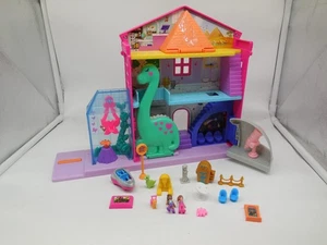 DB1 Polly Pocket Starring Shani Pollyville Museum Playset Dinosauro 2021 Completo - Foto 1 di 8