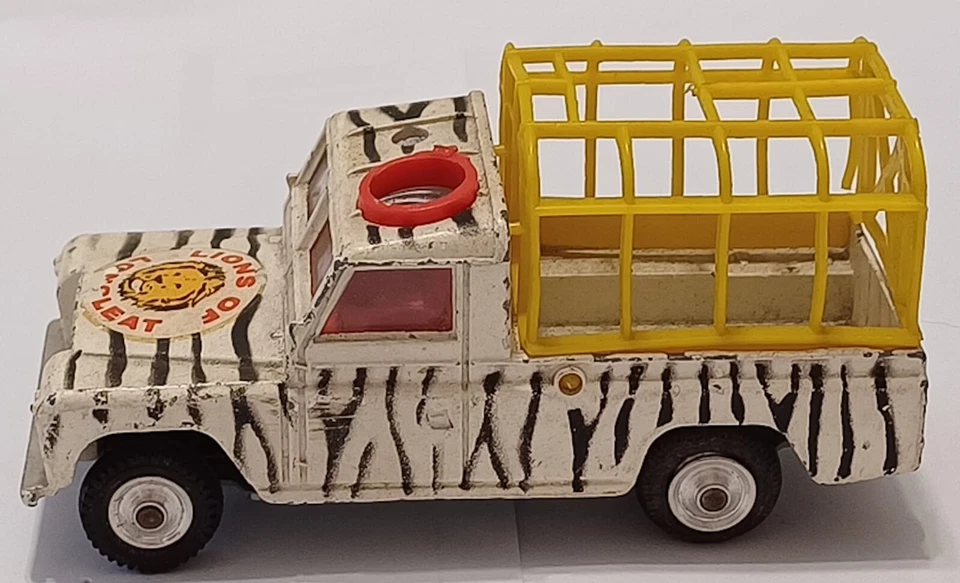 Corgi Toys Land Rover 109 W.B., 'Lions of Longleat', very good conditions - Immagine 1 di 4
