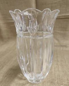 CRYSTAL /GLASS VASE HEAVY WITH SCALLOPED EDGES LEAF DESIGN ON TOP EDGE - Picture 1 of 8