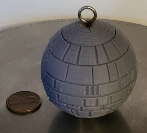 Vintage Kunststoff Death Star Wars Ornament mit Metallring 1,75" Durchmesser Markenlos - Bild 1 von 5