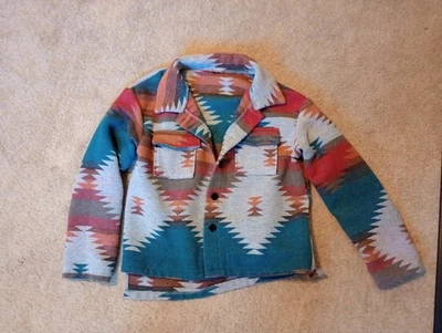 Chaqueta pequeña de lana con botones para mujer Foto 1 de 2