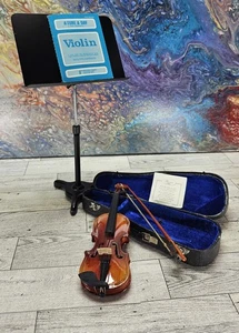 Set violino American Girl con arco, rosone, custodia, libro musicale e supporto per bambole 18" - Foto 1 di 11