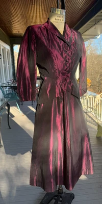 De colección. VESTIDO MCM AÑOS 50 Fit & Flare, tafetán iridiscente berenjena con chaqueta Foto 1 de 4